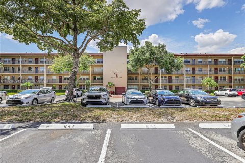 Copropriété à vendre à Pembroke Pines, Floride: 2 chambres, 88.54 m2 № 1185629 - photo 1