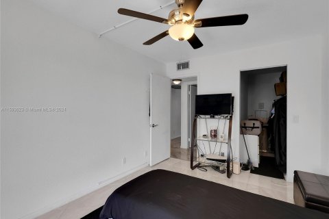 Condo in Pembroke Pines, Florida, 2 bedrooms  № 1185629 - photo 13