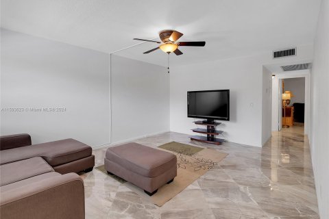 Condo in Pembroke Pines, Florida, 2 bedrooms  № 1185629 - photo 4