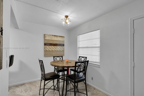 Condo in Pembroke Pines, Florida, 2 bedrooms  № 1185629 - photo 6