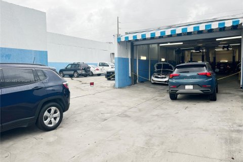 Propiedad comercial en venta en Miami, Florida № 1095328 - foto 11