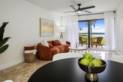 Condo in Saint Petersburg, Florida, 2 bedrooms  № 1372011 - photo 17