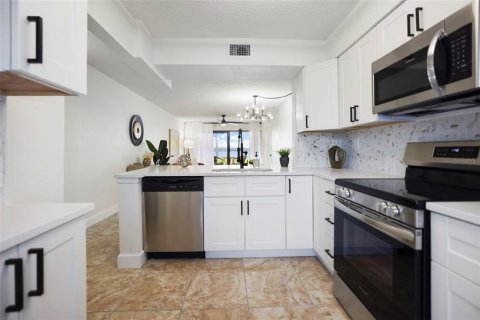 Condo in Saint Petersburg, Florida, 2 bedrooms  № 1372011 - photo 1