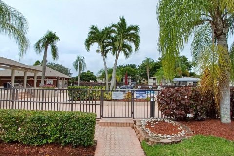 Condo in Tamarac, Florida, 2 bedrooms  № 1221693 - photo 5