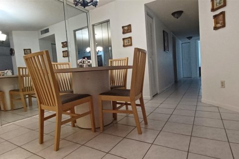 Condo in Tamarac, Florida, 2 bedrooms  № 1221693 - photo 16