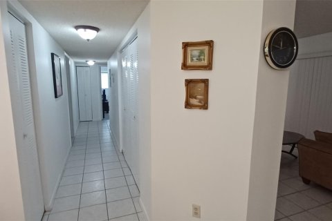 Condo in Tamarac, Florida, 2 bedrooms  № 1221693 - photo 15