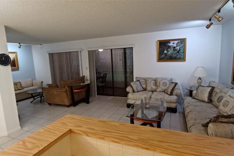 Condo in Tamarac, Florida, 2 bedrooms  № 1221693 - photo 21