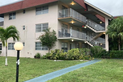 Condo in Lauderdale Lakes, Florida, 1 bedroom  № 938319 - photo 4