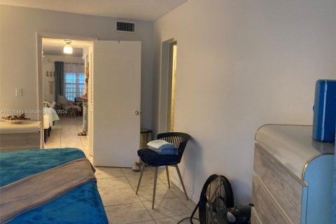 Condo in Lauderdale Lakes, Florida, 1 bedroom  № 938319 - photo 20