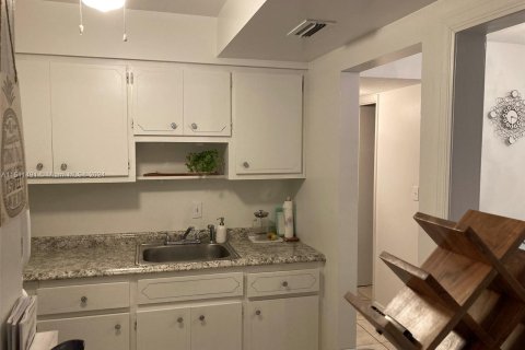 Condo in Lauderdale Lakes, Florida, 1 bedroom  № 938319 - photo 15