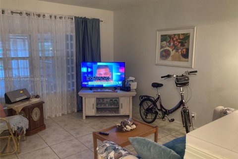 Condo in Lauderdale Lakes, Florida, 1 bedroom  № 938319 - photo 12