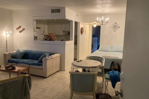 Condo in Lauderdale Lakes, Florida, 1 bedroom  № 938319 - photo 13