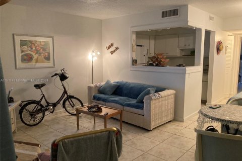 Condo in Lauderdale Lakes, Florida, 1 bedroom  № 938319 - photo 11