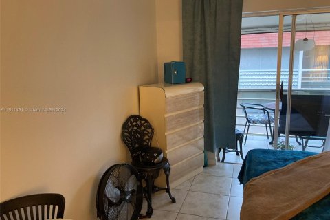 Condo in Lauderdale Lakes, Florida, 1 bedroom  № 938319 - photo 25