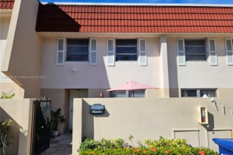 Townhouse in Lauderhill, Florida 3 bedrooms, 147.71 sq.m. № 912397 - photo 1