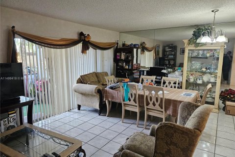 Townhouse in Lauderhill, Florida 3 bedrooms, 147.71 sq.m. № 912397 - photo 4
