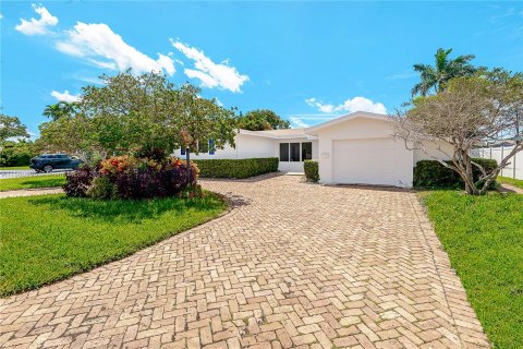 Villa ou maison à vendre à Lighthouse Point, Floride: 4 chambres № 912398 - photo 1