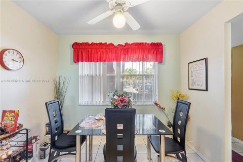 Condo in Sunrise, Florida, 2 bedrooms  № 1385927 - photo 2