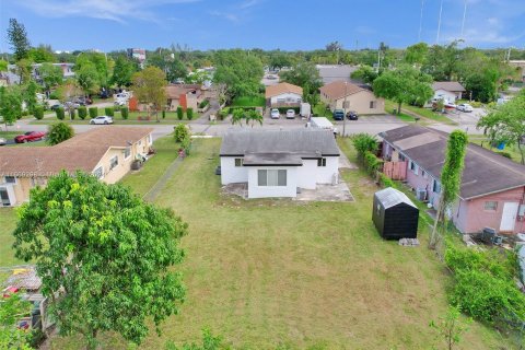 House in West Park, Florida 4 bedrooms, 123.65 sq.m. № 1385850 - photo 24