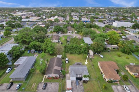 House in West Park, Florida 4 bedrooms, 123.65 sq.m. № 1385850 - photo 27