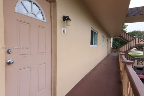 Condominio en venta en Lauderdale Lakes, Florida, 2 dormitorios, 87.7 m2 № 641911 - foto 2