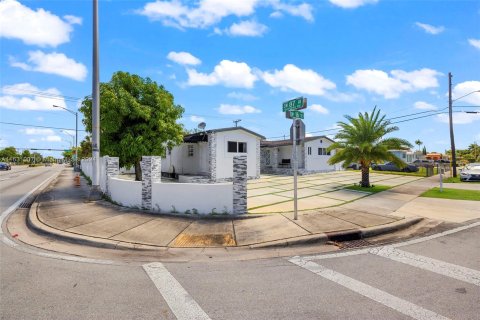 Villa ou maison à vendre à Miami, Floride: 4 chambres, 206.06 m2 № 1291646 - photo 5