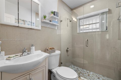 Casa en venta en Miami, Florida, 4 dormitorios, 206.06 m2 № 1291646 - foto 19