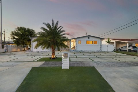 House in Miami, Florida 4 bedrooms, 206.06 sq.m. № 1291646 - photo 1