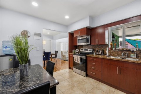 Casa en venta en Miami, Florida, 4 dormitorios, 206.06 m2 № 1291646 - foto 18