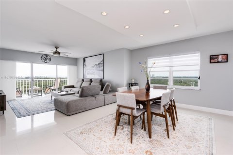 Condominio en venta en Sunny Isles Beach, Florida, 2 dormitorios, 120.31 m2 № 1232817 - foto 19