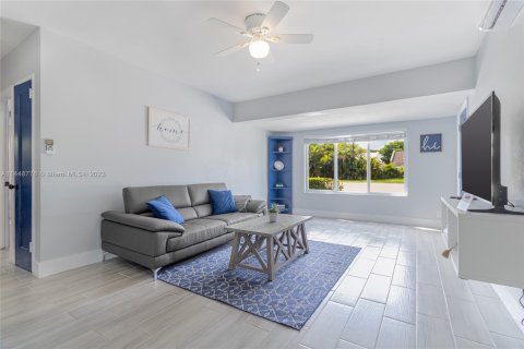 Villa ou maison à vendre à Fort Lauderdale, Floride: 4 chambres, 155.98 m2 № 713752 - photo 2