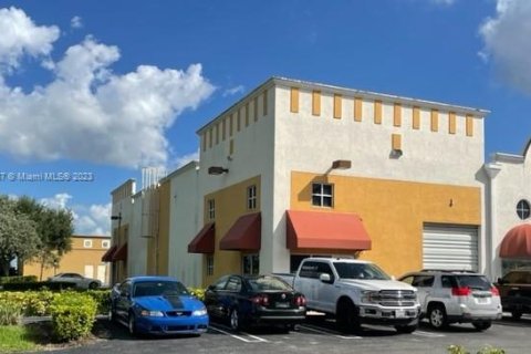 Propiedad comercial en venta en Miami, Florida № 756500 - foto 4