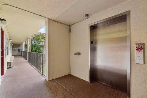 Condo in Pembroke Pines, Florida, 1 bedroom  № 1348682 - photo 23