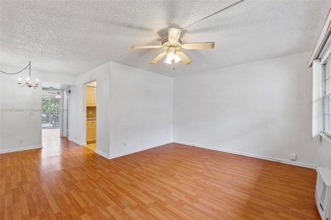 Condo in Pembroke Pines, Florida, 1 bedroom  № 1348682 - photo 10