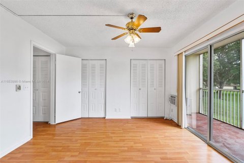 Condo in Pembroke Pines, Florida, 1 bedroom  № 1348682 - photo 19