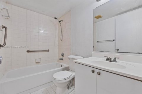 Condo in Pembroke Pines, Florida, 1 bedroom  № 1348682 - photo 17