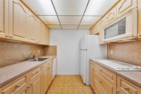 Condo in Pembroke Pines, Florida, 1 bedroom  № 1348682 - photo 14