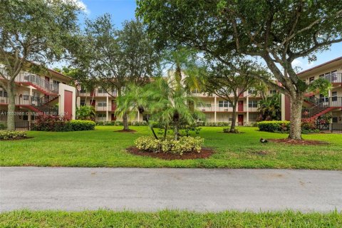 Condo in Pembroke Pines, Florida, 1 bedroom  № 1348682 - photo 25