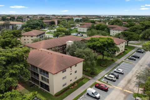 Condo in Pembroke Pines, Florida, 1 bedroom  № 1348682 - photo 2