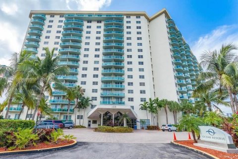 Condo in Sunny Isles Beach, Florida, 2 bedrooms  № 1348771 - photo 27