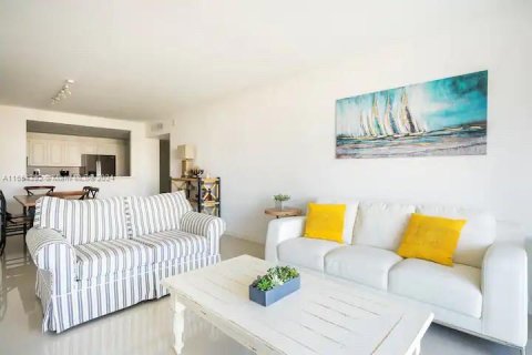 Condo in Sunny Isles Beach, Florida, 2 bedrooms  № 1348771 - photo 1