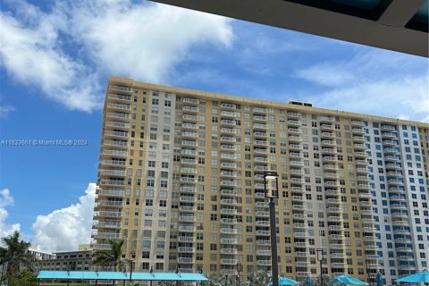 Condo in Sunny Isles Beach, Florida, 1 bedroom  № 1294198 - photo 1