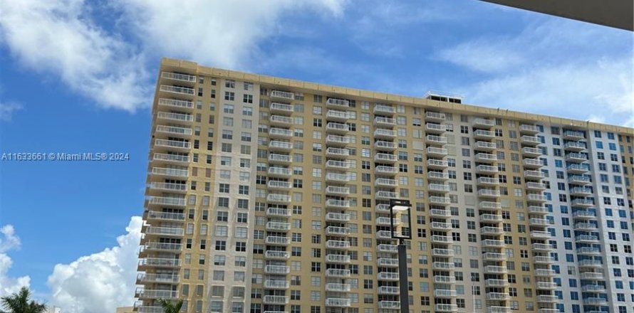 Condo in Sunny Isles Beach, Florida, 1 bedroom  № 1294198