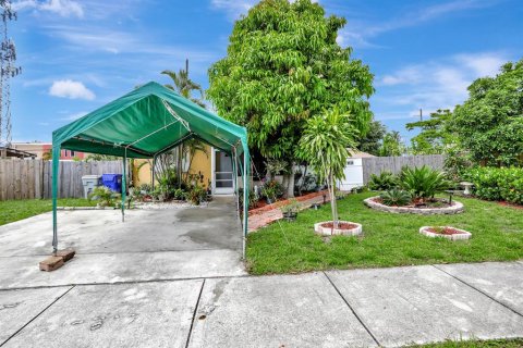 Villa ou maison à vendre à Pompano Beach, Floride: 2 chambres, 87.98 m2 № 587709 - photo 29