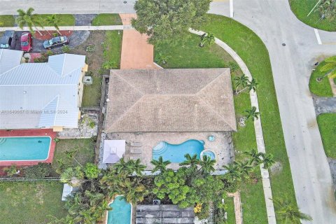 House in Deerfield Beach, Florida 5 bedrooms, 156.91 sq.m. № 1316392 - photo 5