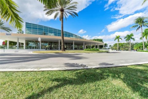 Condo in Tamarac, Florida, 2 bedrooms  № 1120037 - photo 27