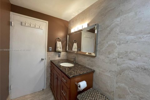 Condo in Miami, Florida, 2 bedrooms  № 1355344 - photo 17