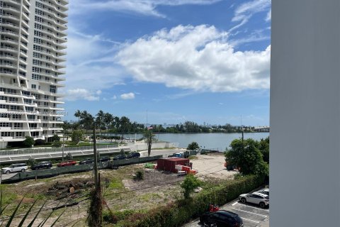 Condominio en alquiler en Miami, Florida, 2 dormitorios, 114.27 m2 № 1355344 - foto 4