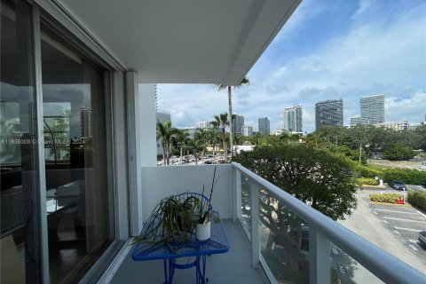 Condo in Miami, Florida, 2 bedrooms  № 1355344 - photo 2