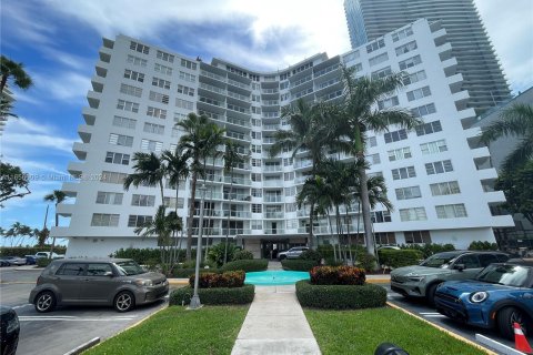 Condo in Miami, Florida, 2 bedrooms  № 1355344 - photo 1